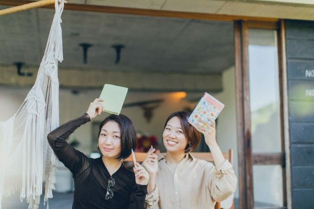 2人の笑顔の女性