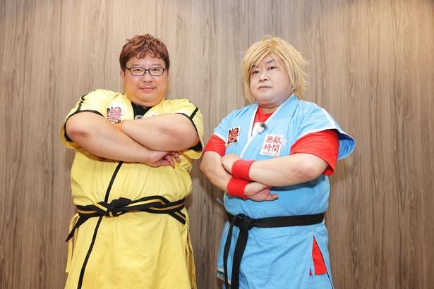 格ゲー芸人として活動するお笑いコンビ「NOモーション。」(左：星ノこてつ。右：矢野ともゆき。) 撮影：若狭健太郎