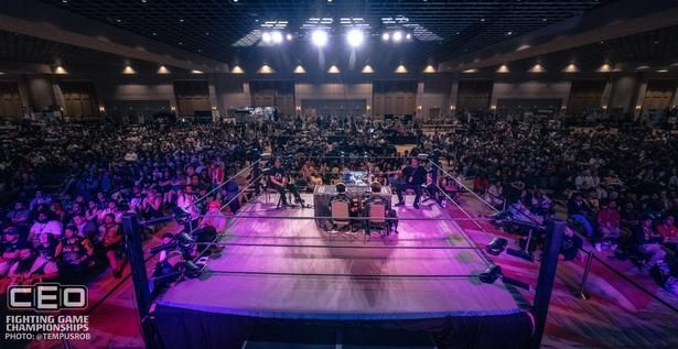 「アメリカらしい！」プロレスのリングがステージになっている