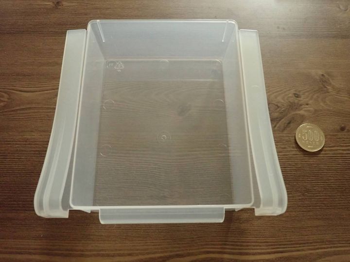 ダイソー：吊り下げ冷蔵庫収納ケース(幅15.6cm×奥行16.5cm×高さ7.1cm)