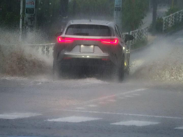 車の水はねで服やスマホがぬれた場合、弁償を請求できる？（画像はイメージ）
