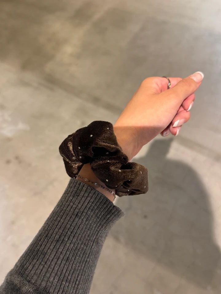 シュシュを手元につけた写真