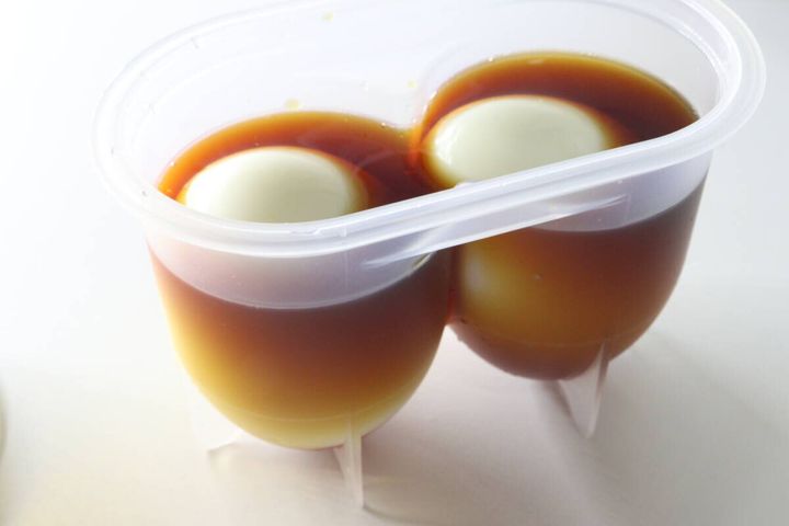 味玉名人の容器にゆで卵2個とめんつゆが入っている