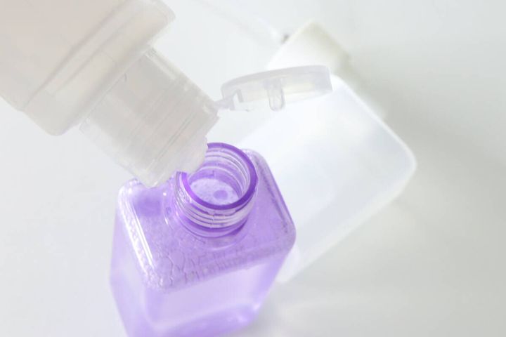 ノズル付きボトルからクロミボトルへ化粧水を詰め替える