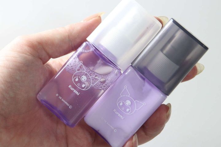 化粧水とローションが入ったクロミボトルを女性が持つ