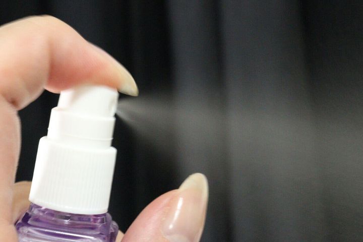 女性がクロミミストボトルを噴射し細かいミストが出ている