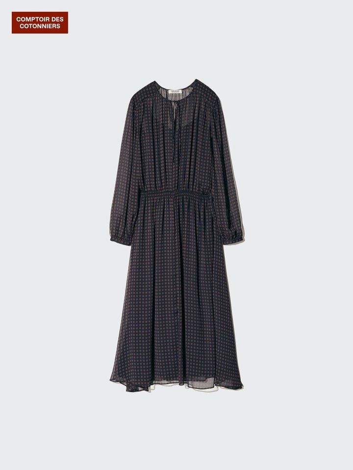 黒地にレトロな総柄がプリントされたシフォンワンピース。ウエストにギャザーが入っている。