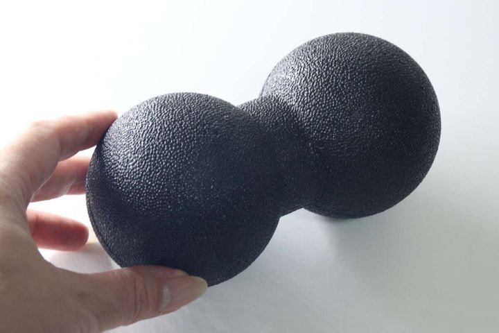 手で持った黒いリフレッシュボールツイン