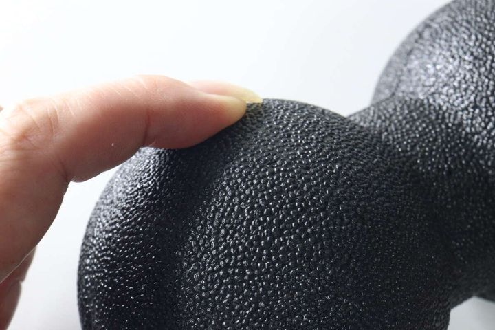 指でリフレッシュボールの表面を押している様子