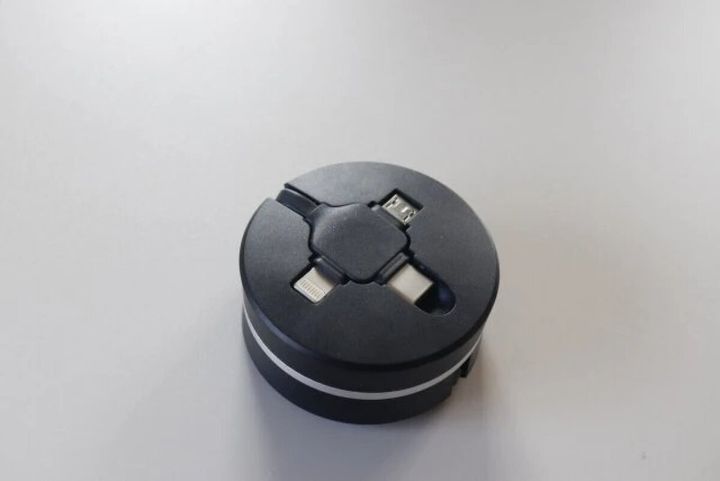 黒い円形のリール式ケーブルが白い背景に置かれている