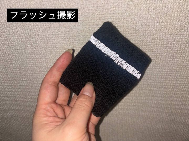 フラッシュ撮影でリフレクター部分が白く光る黒いリストバンド