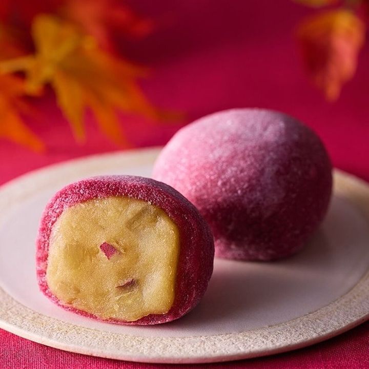 カットされた薩摩芋大福と、奥にもう一つ並べられた様子