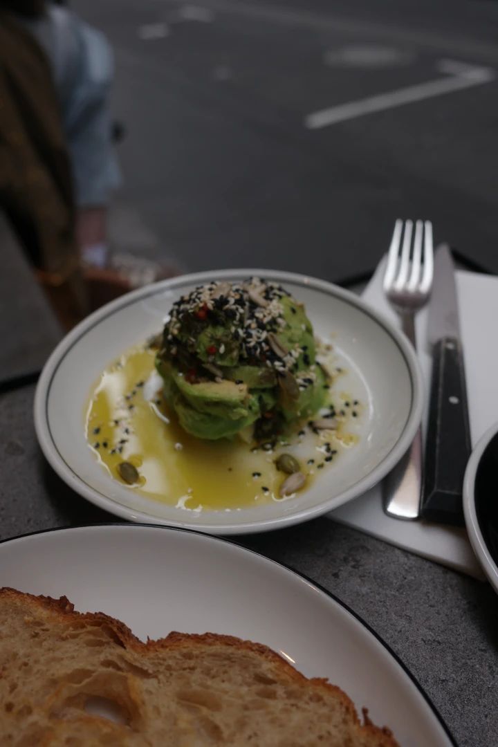 メルボルンのCBDで朝ごはん｜CODE BLACK COFFEEのアボカドトーストは一味違う！？_4