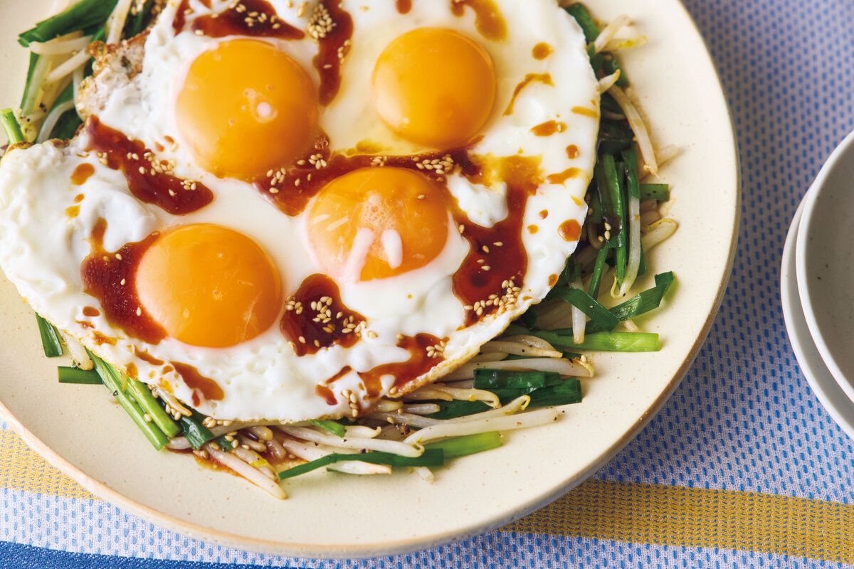 物価高を知恵で乗り切る『にらもやし炒めのBIG目玉焼きのせ』肉なし