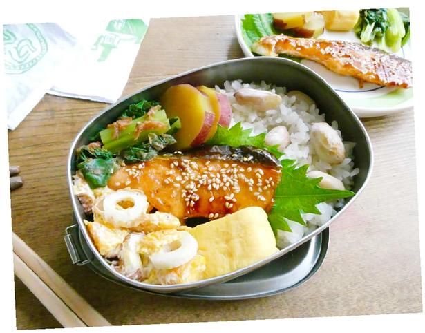 旬を詰める秋の弁当「落花生ごはん＆秋鮭の甘酢照り焼き」 （C）にいざか にいこ／KADOKAWA