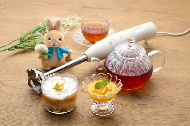 ブレンダーで仕上げたフルーツのトライフルとムース。紅茶を添えれば、おうちカフェの完成
