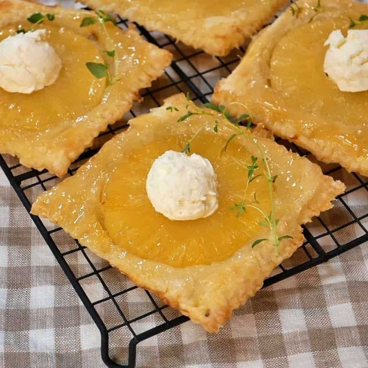 クリームチーズやはちみつをトッピングしたパイナップルパイ