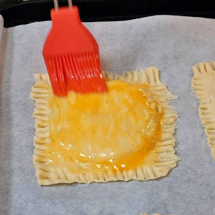 パイシートの表面に卵黄を塗った様子