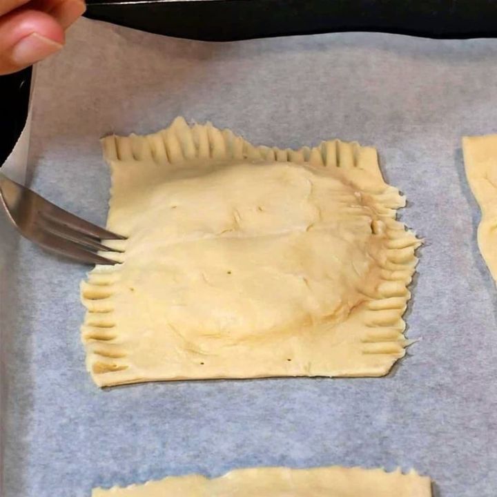 パイナップルにパイシートをかぶせて形を整える様子