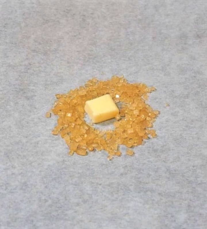 クッキングシートの上にザラメとバターを置いた様子