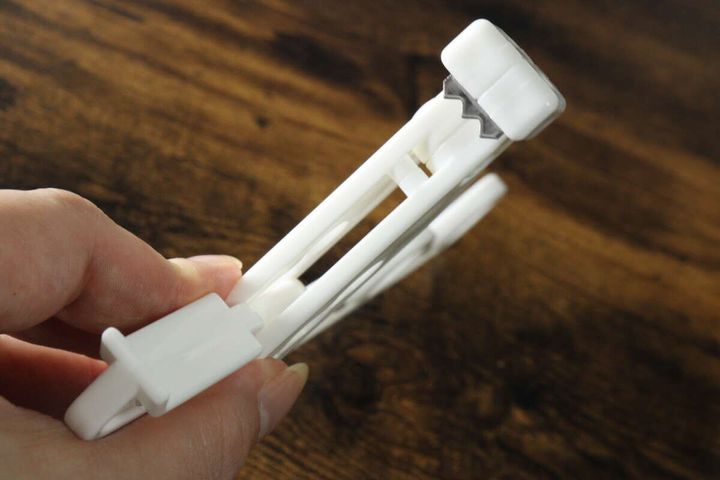 ハンガーラック窓枠用の固定部分にある金属の歯