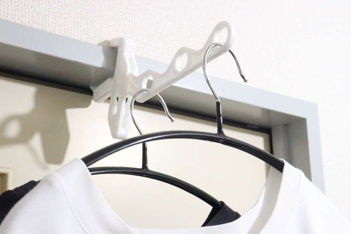 窓枠に設置したハンガーラックにTシャツ2枚を干している様子