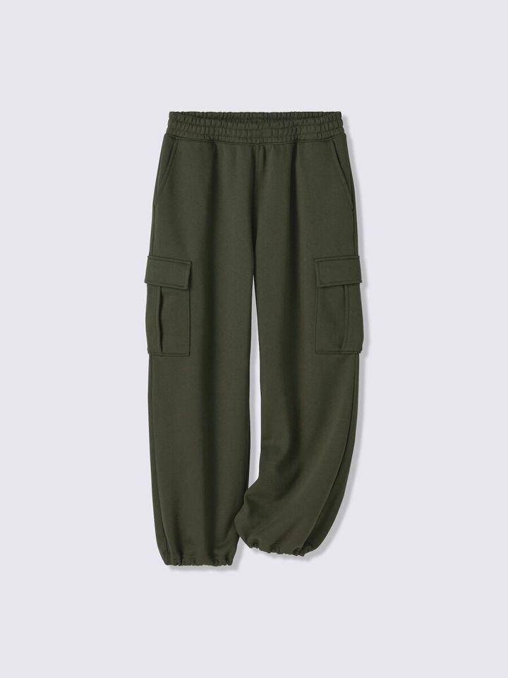 カーキ色のワイドストレートスウェットカーゴパンツ