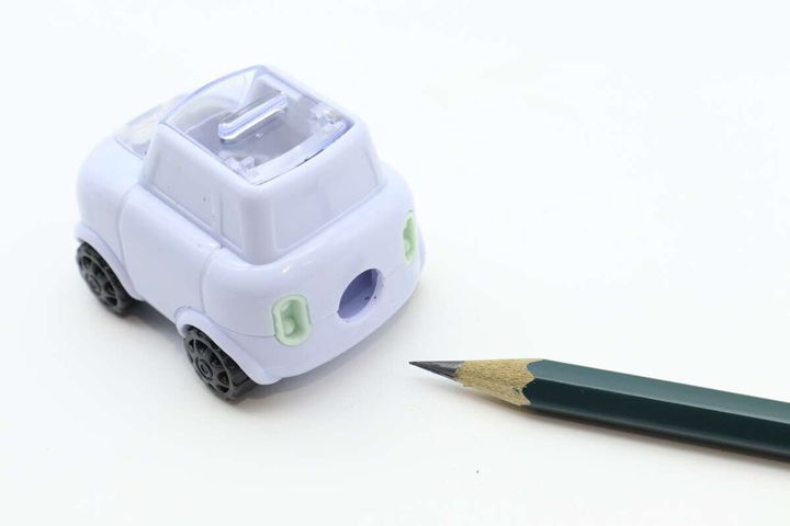 車型鉛筆削りと、きれいに削られた鉛筆が並んで置かれている