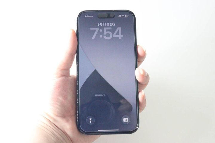 保護ガラスを貼り付けたiPhoneを正面から見た画面表示