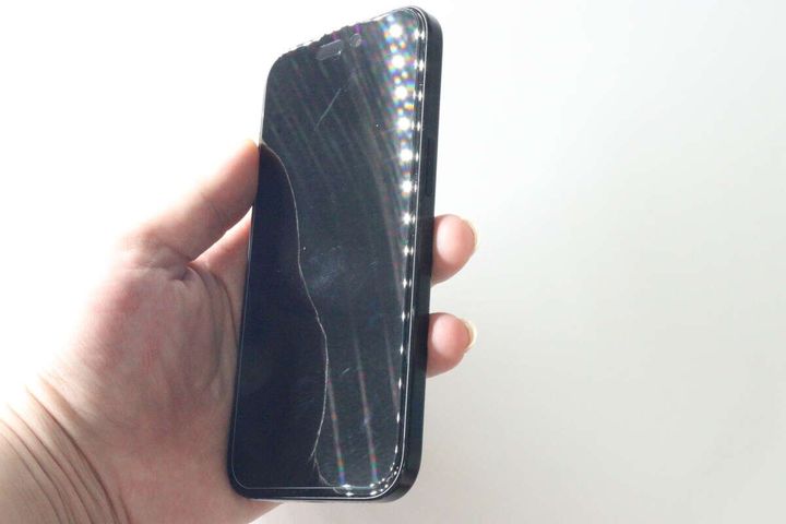 保護ガラスを貼り付けたiPhoneを斜めから見た画面が暗い状態