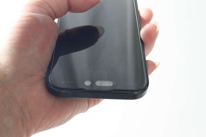 保護ガラスを貼り付けたiPhoneを下から見た画面が暗い状態