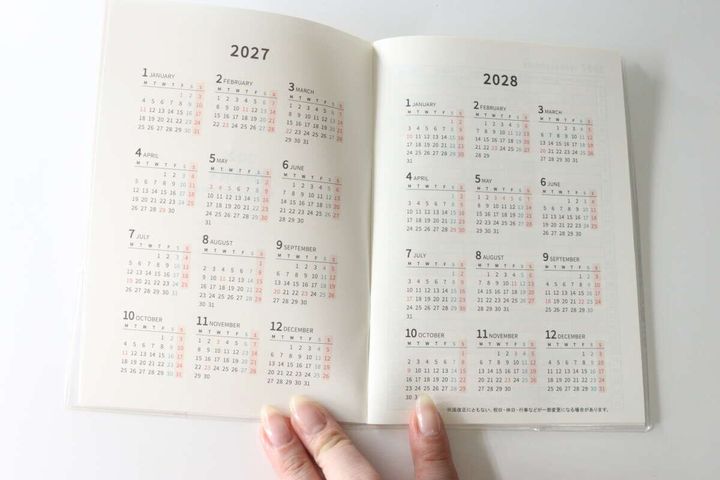 2027年と2028年の年間カレンダーページを開いている様子