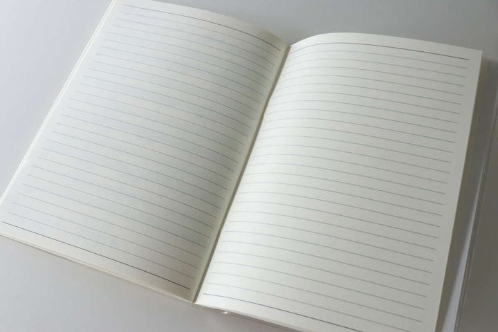 罫線が入った巻末のメモページを開いている様子