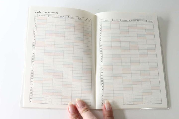 2027年の年間プランニングページを開いている様子