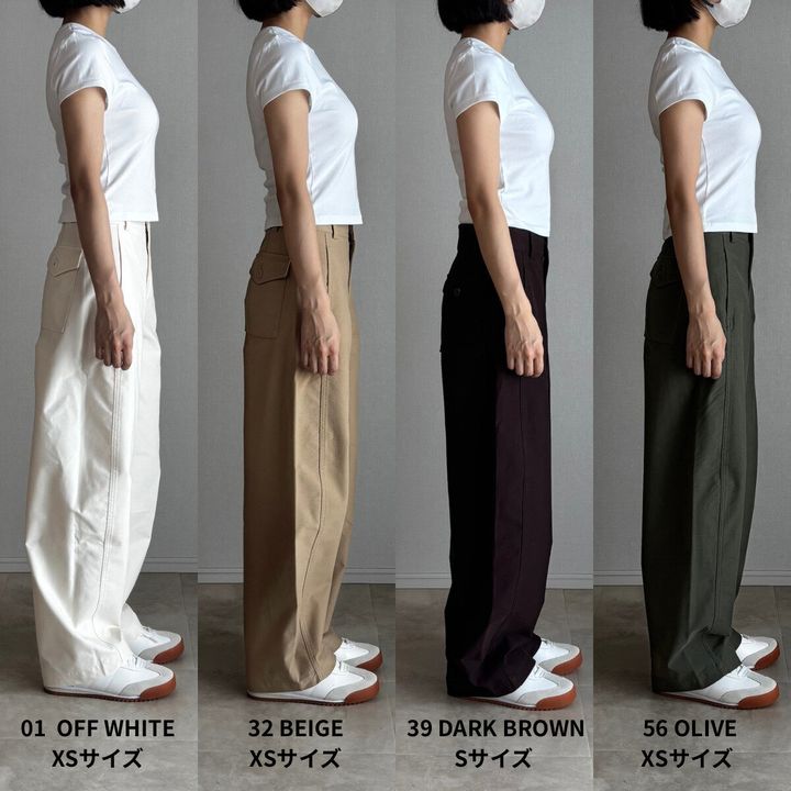 白Tシャツの女性4人がバレルレッグパンツ4色を着用し横向きに立つ