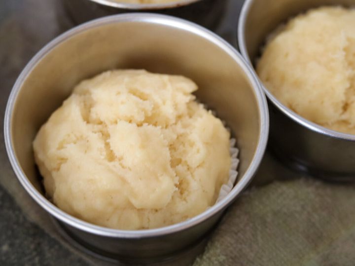 蒸し上がってふっくらと膨らんだ、銀色のカップに入った豆腐蒸しパン