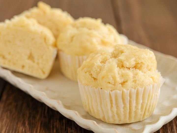 白い長方形の皿に盛り付けられた、ふかふかに蒸し上がった豆腐蒸しパン4個