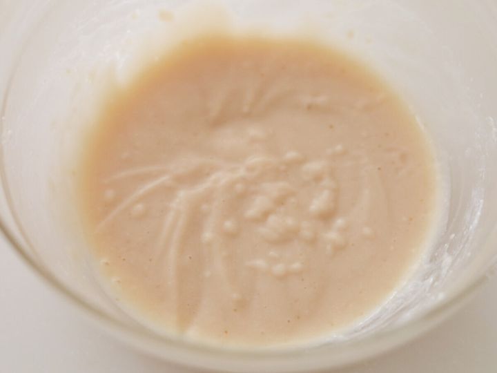 透明なボウルに入った、砂糖と米油が加わり混ぜ合わされた豆腐液