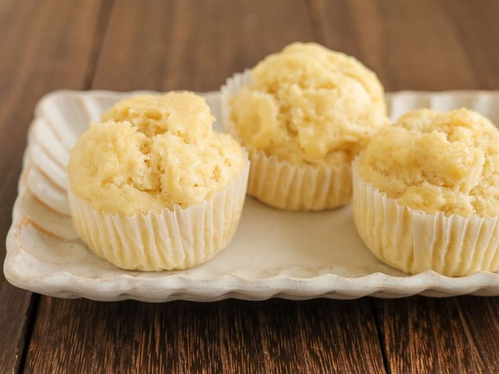 白い長方形の皿に盛り付けられた、ふかふかに蒸し上がった豆腐蒸しパン3個