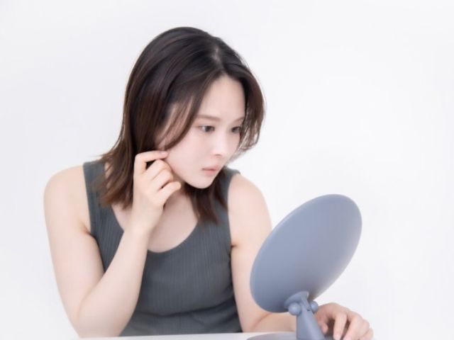 鏡を見る女性