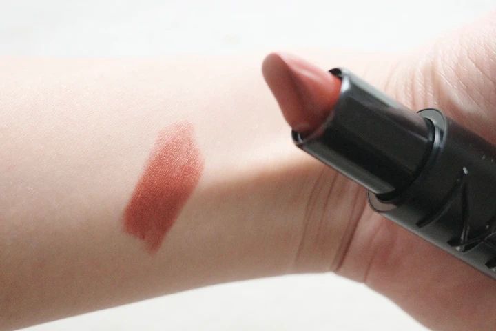 NARS エクスプリシット リップスティック 803 BODY HEAT／ティーブラウン スウォッチ