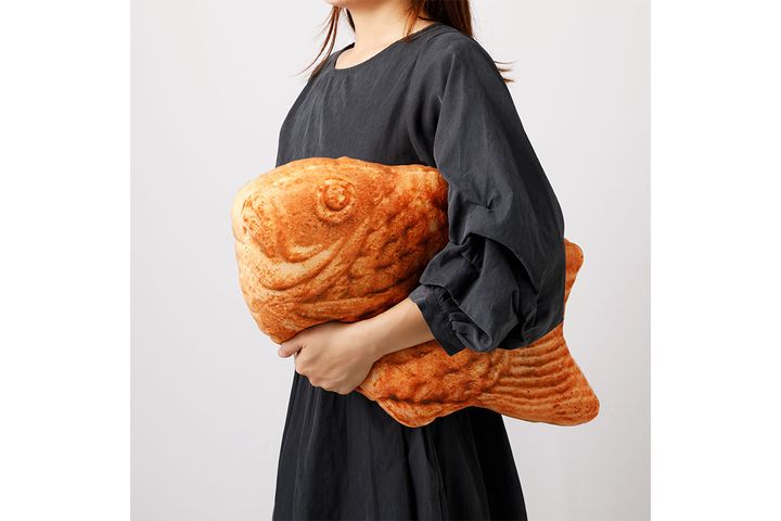 もちもちクッション(タイヤキ TY001) ／￥1,490（税込み）