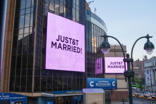 マジソン・スクエア・ガーデンの外壁に映し出された「JUST&T MARRIED!」の文字