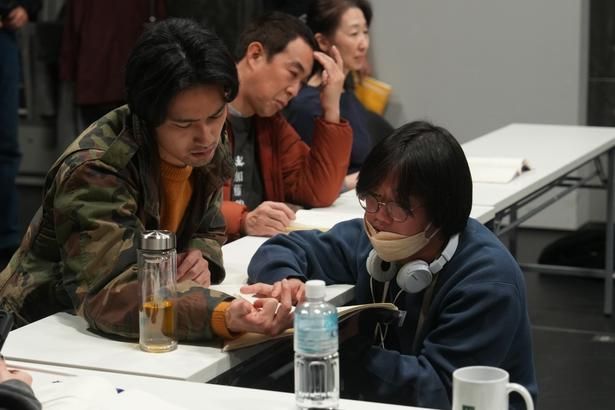 真剣な眼差しで話し合う水上恒司と武井佑吏監督 [c]鴻池留衣／文藝春秋／2026「本当にあった話（の話）」製作委員会