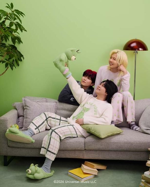 新作コレクションを着てくつろぐMrs. GREEN APPLEの3人