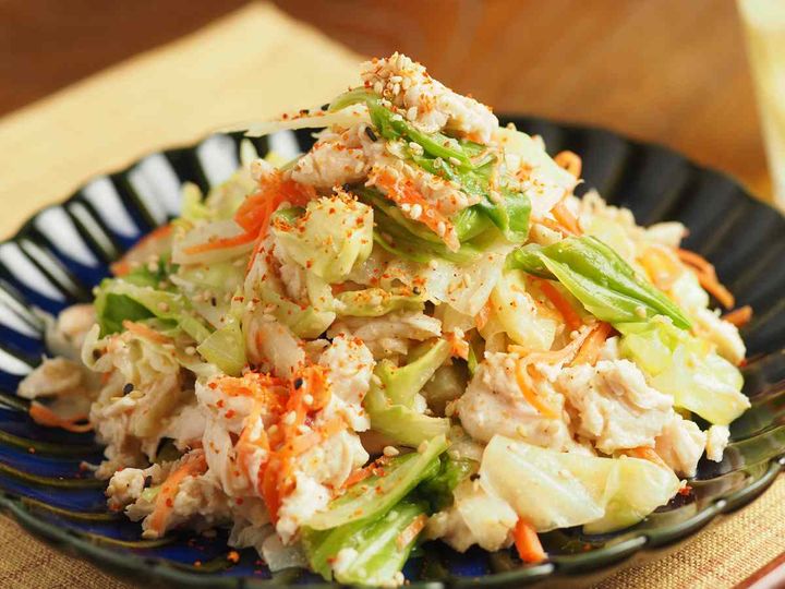 白いりごまと七味唐辛子をふった鶏ささみとキャベツの七味ごまみそ和え
