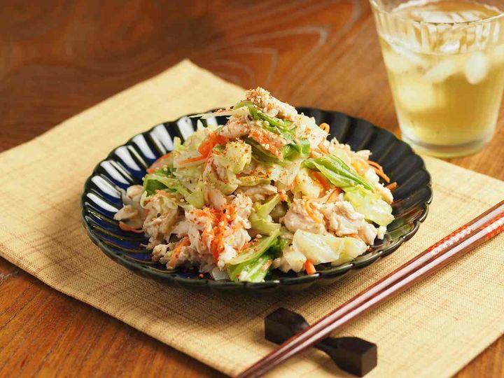 器に盛り付けた鶏ささみとキャベツの七味ごまみそ和え
