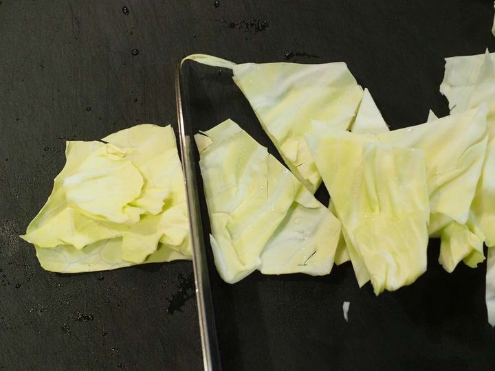 切ったキャベツとにんじんを耐熱ボウルに入れた様子