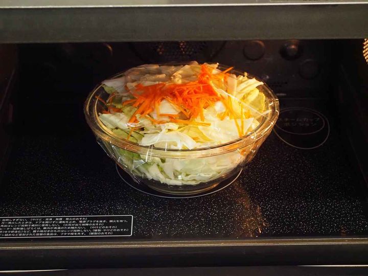 加熱したキャベツとにんじんをざるに上げた様子