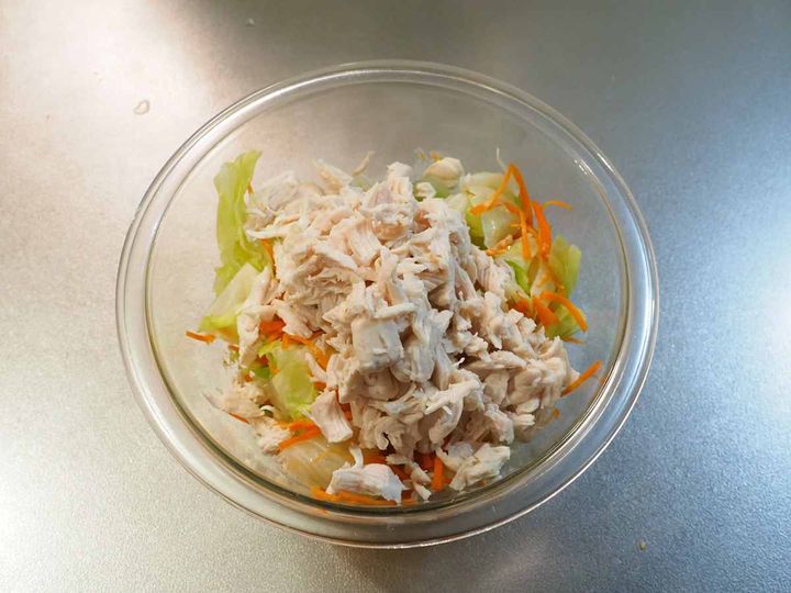 鶏ささみとキャベツを七味ごまみそだれで和える様子